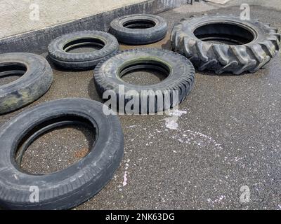 Traktorreifen und andere Reifentypen – Transport Stockfoto