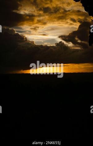 Wunderschöne Sonnenuntergänge in den Bergen. Bandarban ist eine Bergregion von Bangladesch. Stockfoto
