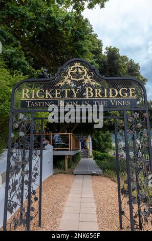 Eintritt zum Rickety Bridge Wine Estate im Herzen des Franschhoek Valley Franschhoek, Südafrika Stockfoto