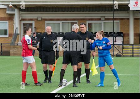 Cirencester, England, 28. November 2021. Vitality Women's FA Cup, zweite Runde, richtiges Spiel zwischen Cheltenham Town Ladies und Southampton Women. Kredit: Stockfoto