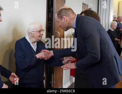 Der Prinz von Wales trifft Schwester Joan, eine Nonne mit den Töchtern der Wohltätigkeit des Heiligen Vincent de Paul, Der sich an William erinnerte, als er drei Jahre alt war, als er seine Mutter Diana, Prinzessin von Wales, besuchte, während eines Besuchs in der Londoner Obdachlosengemeinde The Passage, eine Wohltätigkeitsorganisation, die er als Schutzpatron unterstützt, um offiziell zwei Wohngebäude zu eröffnen. Bentley House und Passage House wurden umfassend renoviert und werden gemeinsam etwa 225 Menschen unterstützen, die jährlich von Obdachlosigkeit betroffen sind. Foto: Donnerstag, 23. Februar 2023. Stockfoto