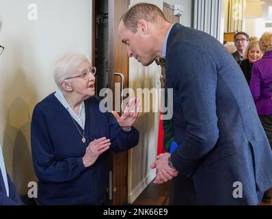 Der Prinz von Wales trifft Schwester Joan, eine Nonne mit den Töchtern der Wohltätigkeit des Heiligen Vincent de Paul, Der sich an William erinnerte, als er drei Jahre alt war, als er seine Mutter Diana, Prinzessin von Wales, besuchte, während eines Besuchs in der Londoner Obdachlosengemeinde The Passage, eine Wohltätigkeitsorganisation, die er als Schutzpatron unterstützt, um offiziell zwei Wohngebäude zu eröffnen. Bentley House und Passage House wurden umfassend renoviert und werden gemeinsam etwa 225 Menschen unterstützen, die jährlich von Obdachlosigkeit betroffen sind. Foto: Donnerstag, 23. Februar 2023. Stockfoto