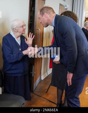 Der Prinz von Wales trifft Schwester Joan, eine Nonne mit den Töchtern der Wohltätigkeit des Heiligen Vincent de Paul, Der sich an William erinnerte, als er drei Jahre alt war, als er seine Mutter Diana, Prinzessin von Wales, besuchte, während eines Besuchs in der Londoner Obdachlosengemeinde The Passage, eine Wohltätigkeitsorganisation, die er als Schutzpatron unterstützt, um offiziell zwei Wohngebäude zu eröffnen. Bentley House und Passage House wurden umfassend renoviert und werden gemeinsam etwa 225 Menschen unterstützen, die jährlich von Obdachlosigkeit betroffen sind. Foto: Donnerstag, 23. Februar 2023. Stockfoto