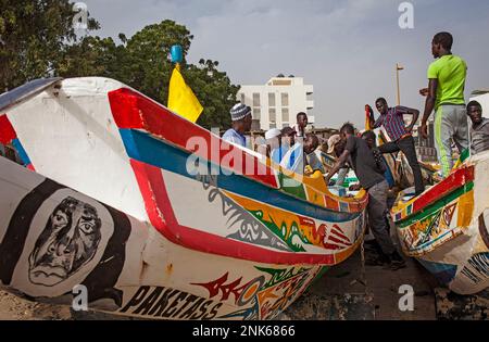 Die Fischer den Fang. Auf der Fischmarkt am Strand in Soumbedioune, Dakar, Senegal Stockfoto