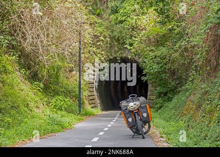 Trekking Bike vor dem alten Eisenbahntunnel auf dem Parenzana Radweg in Slowenien, der von Muggia, Italien, nach Poreč, Kroatien führt Stockfoto