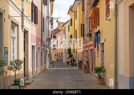 Gasse mit pastellfarbenen Häusern in der Stadt Izola/Isola entlang der Adriaküste, Küste–Karst / Obalnokraška, Littoral / Primorska, Slowenien Stockfoto