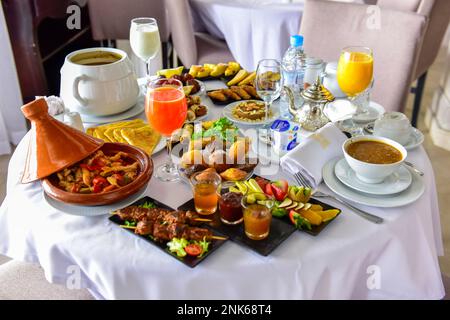 Traditionelles marokkanisches Frühstück mit Pfannkuchen, Butter und Käse im Riad, Marokko, Afrika Stockfoto