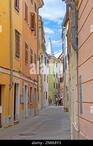 Gasse mit pastellfarbenen Häusern in der Stadt Izola/Isola entlang der Adriaküste, Küste–Karst / Obalnokraška, Littoral / Primorska, Slowenien Stockfoto