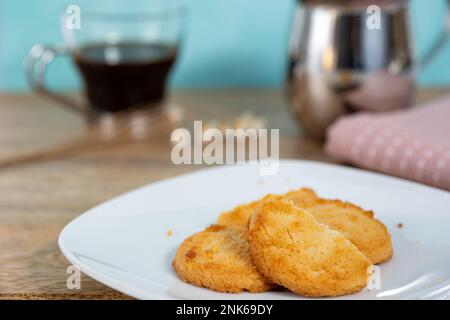 Ein Teller mit Keksen, serviert mit einem Espresso Stockfoto