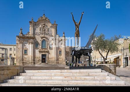 Skulptur Salvador Dali vor der Kirche San Francesco d'Assisi im historischen Stadtzentrum von Matera, Hauptstadt in Basilicata, Süditalien Stockfoto