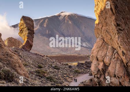 Teide und Roque Cinchado, in Los Roques de Garcia, vulkanische Felsformationen im Teide Nationalpark, Teneriffa, Kanarische Inseln, Spanien Stockfoto