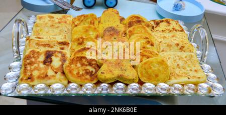 Marokkanische Bäckerei, Msperen harcha aus marokko, hausgemachtes Gebäck. Stockfoto