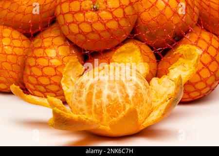 Ein Mandarin Orange geschält Stockfoto