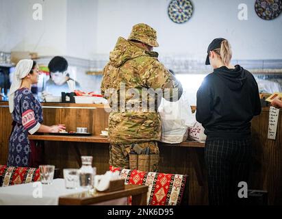 Kiew, Ukraine. 23. Februar 2023. Ein Soldat holt in einem orientalischen Restaurant in der ukrainischen Hauptstadt Kiew Essen ab. Am 24. Februar 2023 jährt sich der Beginn des russischen Angriffskrieges gegen die Ukraine zum ersten Mal. Kredit: Kay Nietfeld/dpa/Alamy Live News Stockfoto