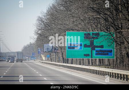 Kiew, Ukraine. 23. Februar 2023. Auf dem Weg in die ukrainische Hauptstadt Kiew sind übersprühte Ortsnamen und Schilder zu sehen. 24.02.2023 ist der erste Jahrestag des Beginns des russischen Angriffskrieges gegen die Ukraine. Kredit: Kay Nietfeld/dpa/Alamy Live News Stockfoto