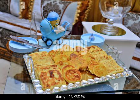 Marokkanische Bäckerei, Msperen harcha aus marokko, hausgemachtes Gebäck. Stockfoto