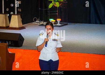 PUERTO PRINCESA, Philippinen (11. August 2022) – USA Flor Joseph, LT. Flor Joseph der Pacific Area Coast Guard, spricht mit Mitgliedern der Streitkräfte der Philippinen über Komponenten des Einsatzkommandos (ICS) bei einer ICS- und Emergency Operations Training-Veranstaltung an der Palawan State University zur Unterstützung der Pacific Partnership 2022. Die Pazifikpartnerschaft ist die größte multinationale Mission zur Vorbereitung auf humanitäre Hilfe und Katastrophenhilfe, die jährlich im Indo-Pazifik durchgeführt wird. Sie ist seit 17. Jahren Teil der Partnerschaft. Stockfoto