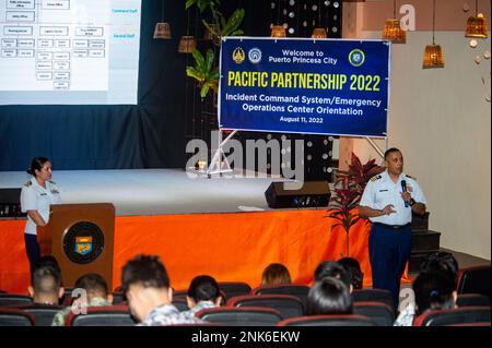 PUERTO PRINCESA, Philippinen (11. August 2022) – USA Küstenwache Im Pazifikraum Brownie Kuk, Right, und LT. Flor Joseph, Leutnant, besprechen die Komponenten des Einsatzkommandos (ICS) mit Mitgliedern der Streitkräfte der Philippinen auf einer ICS- und Emergency Operations Training-Veranstaltung an der Palawan State University zur Unterstützung der Pacific Partnership 2022. Die Pazifikpartnerschaft ist die größte multinationale Mission zur Vorbereitung auf humanitäre Hilfe und Katastrophenhilfe, die jährlich im Indo-Pazifik durchgeführt wird. Sie ist seit 17. Jahren Teil der Partnerschaft. Stockfoto