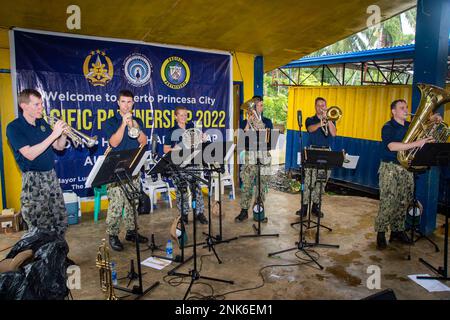 PUERTO PRINCESA, Philippinen (11. August 2022) – Musiker aus den USA Pacific Fleet und Royal Australian Navy Bands treten an der Luzviminda Elementary School zur Unterstützung der Pacific Partnership 2022 auf. Die Pazifikpartnerschaft ist die größte multinationale Mission zur Vorbereitung auf humanitäre Hilfe und Katastrophenhilfe, die jährlich im Indo-Pazifik durchgeführt wird. Sie ist seit 17. Jahren Teil der Partnerschaft. Stockfoto