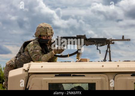 Oberleutnant Alexandra Curtis feuert eine M240B während der jährlichen Ausbildung ab. CFB Gagetown, New Brunswick, Kanada, 11. August 2022. Stockfoto