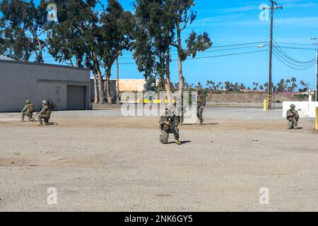 PORT HUENEME, Kalifornien (11. August 2022) Seebäume, dem mobilen Marinebataillon (NMCB) 18 zugeteilt, führen während der Feldübung (FTX) der NMCB 18 routinemäßige Sicherheitspatrouillen durch. Die FTX dient der Analyse der Baukapazitäten eines Bataillons, der Expeditionslogistik und der Kampfoperationen zur Unterstützung größerer Kampfeinsätze, der Katastrophenbewältigung und der humanitären Hilfe. Stockfoto