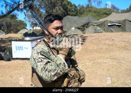 PORT HUENEME, Kalifornien (11. August 2022) Hospital Corpsman 2. Klasse Jefferson Rosete fordert eine medizinische Hubschrauberevakuierung während der Feldübungsübung (FTX) von NMCB 18. Die FTX dient der Analyse der Baukapazitäten eines Bataillons, der Expeditionslogistik und der Kampfoperationen zur Unterstützung größerer Kampfeinsätze, der Katastrophenbewältigung und der humanitären Hilfe. Stockfoto