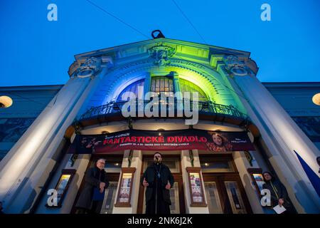 Pardubice, Tschechische Republik. 23. Februar 2023. Das Ostböhmische Theater veranstaltete am 23. Februar 2023 in Pardubice, Tschechische Republik, eine Kundgebung zum Gedenken an die Gefallenen und zum Ausdruck der Solidarität mit dem ukrainischen Volk, das ein Jahr lang von russischen Kriegsanschlägen heimgesucht wurde. Kredit: Josef Vostarek/CTK Photo/Alamy Live News Stockfoto