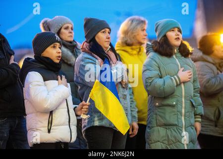 Pardubice, Tschechische Republik. 23. Februar 2023. Das Ostböhmische Theater veranstaltete am 23. Februar 2023 in Pardubice, Tschechische Republik, eine Kundgebung zum Gedenken an die Gefallenen und zum Ausdruck der Solidarität mit dem ukrainischen Volk, das ein Jahr lang von russischen Kriegsanschlägen heimgesucht wurde. Kredit: Josef Vostarek/CTK Photo/Alamy Live News Stockfoto