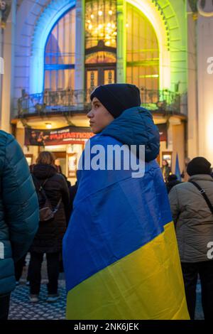 Pardubice, Tschechische Republik. 23. Februar 2023. Das Ostböhmische Theater veranstaltete am 23. Februar 2023 in Pardubice, Tschechische Republik, eine Kundgebung zum Gedenken an die Gefallenen und zum Ausdruck der Solidarität mit dem ukrainischen Volk, das ein Jahr lang von russischen Kriegsanschlägen heimgesucht wurde. Kredit: Josef Vostarek/CTK Photo/Alamy Live News Stockfoto