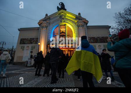 Pardubice, Tschechische Republik. 23. Februar 2023. Das Ostböhmische Theater veranstaltete am 23. Februar 2023 in Pardubice, Tschechische Republik, eine Kundgebung zum Gedenken an die Gefallenen und zum Ausdruck der Solidarität mit dem ukrainischen Volk, das ein Jahr lang von russischen Kriegsanschlägen heimgesucht wurde. Kredit: Josef Vostarek/CTK Photo/Alamy Live News Stockfoto