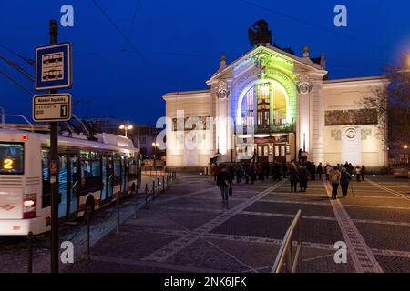 Pardubice, Tschechische Republik. 23. Februar 2023. Das Ostböhmische Theater veranstaltete am 23. Februar 2023 in Pardubice, Tschechische Republik, eine Kundgebung zum Gedenken an die Gefallenen und zum Ausdruck der Solidarität mit dem ukrainischen Volk, das ein Jahr lang von russischen Kriegsanschlägen heimgesucht wurde. Kredit: Josef Vostarek/CTK Photo/Alamy Live News Stockfoto