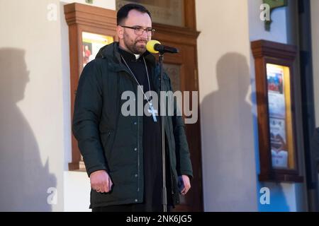 Pardubice, Tschechische Republik. 23. Februar 2023. Das Ostböhmische Theater veranstaltete am 23. Februar 2023 in Pardubice, Tschechische Republik, eine Kundgebung zum Gedenken an die Gefallenen und zum Ausdruck der Solidarität mit dem ukrainischen Volk, das ein Jahr lang von russischen Kriegsanschlägen heimgesucht wurde. Auf dem Foto spricht Priester Marian Kurylo. Kredit: Josef Vostarek/CTK Photo/Alamy Live News Stockfoto