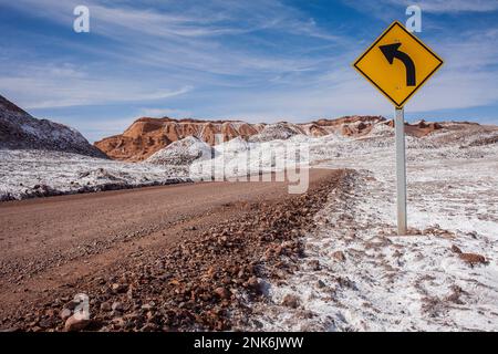 Straße über Valle de la Luna (Tal des Mondes) und Salz auf dem Boden abgelagert, Atacama Wüste. Region Antofagasta. Chile Stockfoto