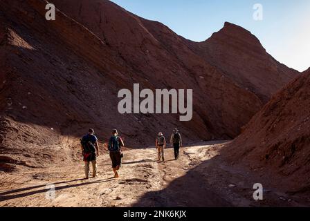 Trekking im Quebrada del Diablo (Devil-Schlucht), Atacama-Wüste, in der Nähe von San Pedro de Atacama, Region Antofagasta, Chile Stockfoto