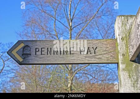 Ein hölzernes Richtungsschild auf dem berühmten Pennine Way. Stockfoto