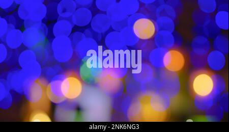 Abstrakter, verwischter City Nachtclub blauer, gelber, gelber, lilafarbener Bokeh-Hintergrund. Horizontales Unschärfe-Bild, Kopierbereich. Stockfoto