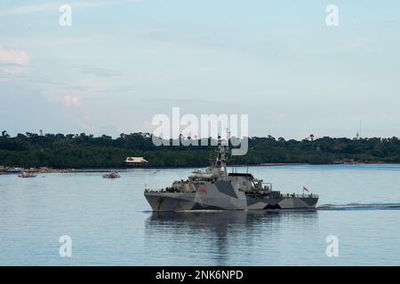 PUERTO PRINCESA, Philippinen (11. August 2022) – Royal Navy River Class Schiff HMS Tamar (P233) fährt während der Pacific Partnership 2022 nach Puerto Princesa, Philippinen. Die Pazifikpartnerschaft ist die größte multinationale Mission zur Vorbereitung auf humanitäre Hilfe und Katastrophenhilfe, die jährlich im Indo-Pazifik durchgeführt wird. Sie ist seit 17. Jahren Teil der Partnerschaft. Stockfoto