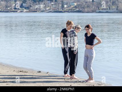 Novi Sad, Serbien. Februar - 21. 2023. Sandstrand am Ufer der Donau im Winter in Novi Sad. Besucher des Stadtstrands im Winter in Febru Stockfoto