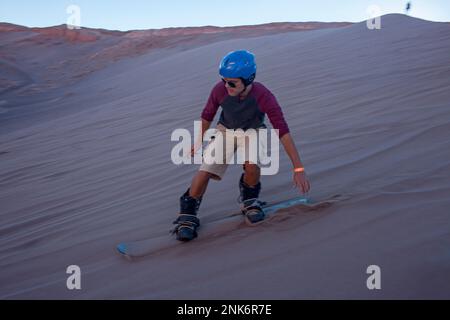 Sand Boarden in den Dünen, in Duna Bürgermeister (größere Düne), im Valle De La Muerte (Tal des Todes), Atacama-Wüste. Region de Antofagasta. Chile Stockfoto