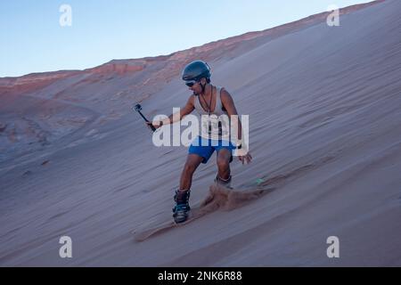 Sand Boarden in den Dünen, in Duna Bürgermeister (größere Düne), im Valle De La Muerte (Tal des Todes), Atacama-Wüste. Region de Antofagasta. Chile Stockfoto