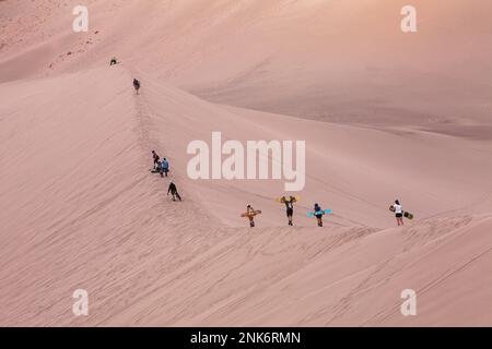 Sand Boarden in den Dünen, in Duna Bürgermeister (größere Düne), im Valle De La Muerte (Tal des Todes), Atacama-Wüste. Region de Antofagasta. Chile Stockfoto