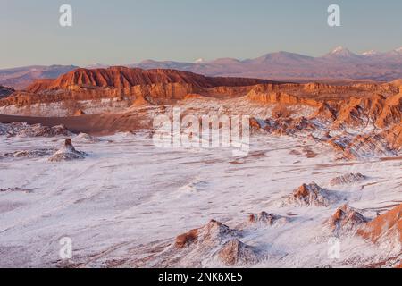 Valle de la Luna (Tal des Mondes), im Hintergrund Anden Berge mit Schnee auf der Oberseite, und Salz auf den nächsten Bergen und Boden, Ataca abgelagert Stockfoto