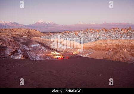 Valle de la Luna (Tal des Mondes), im Hintergrund Anden Berge mit Schnee auf der Oberseite, und Salz auf den nächsten Bergen, Atacama Wüste abgelagert. Stockfoto