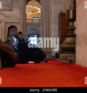 Muslimischer Mann betet in der Moschee. Islamisches Hintergrundbild im quadratischen Format. Ramadan oder islamisches Konzeptfoto. Istanbul Turkiye - 12.23.2022 Stockfoto