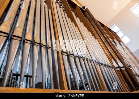 Innenräume und Details in der katholischen Kirche Moderne und einfache katholische Kircheninnenchor-Orgelpfeifen Stockfoto