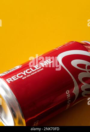 Nahaufnahme einer Recyclinganforderung für eine Coca-Cola-Metalldose, 2023, Vereinigte Staaten von Amerika Stockfoto
