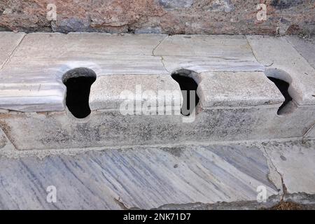 Die öffentlichen Toiletten oder die alten Latrinen von Ephesus in der Türkei Stockfoto