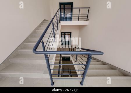 Treppe Notausgang und Evakuierungsausgang in einer Leiter in einem neuen Bürogebäude Stockfoto