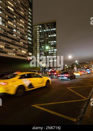 Moskau, Russland - 15. Februar 2023: Straßenverkehr in der Nähe des Geschäfts- und Finanzviertels der Stadt Moskau am Abend Stockfoto
