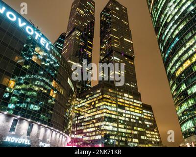 Moskau, Russland - 15. Februar 2023: Beleuchtete Turmgebäude im Geschäfts- und Finanzviertel der Stadt Moskau am Abend Stockfoto